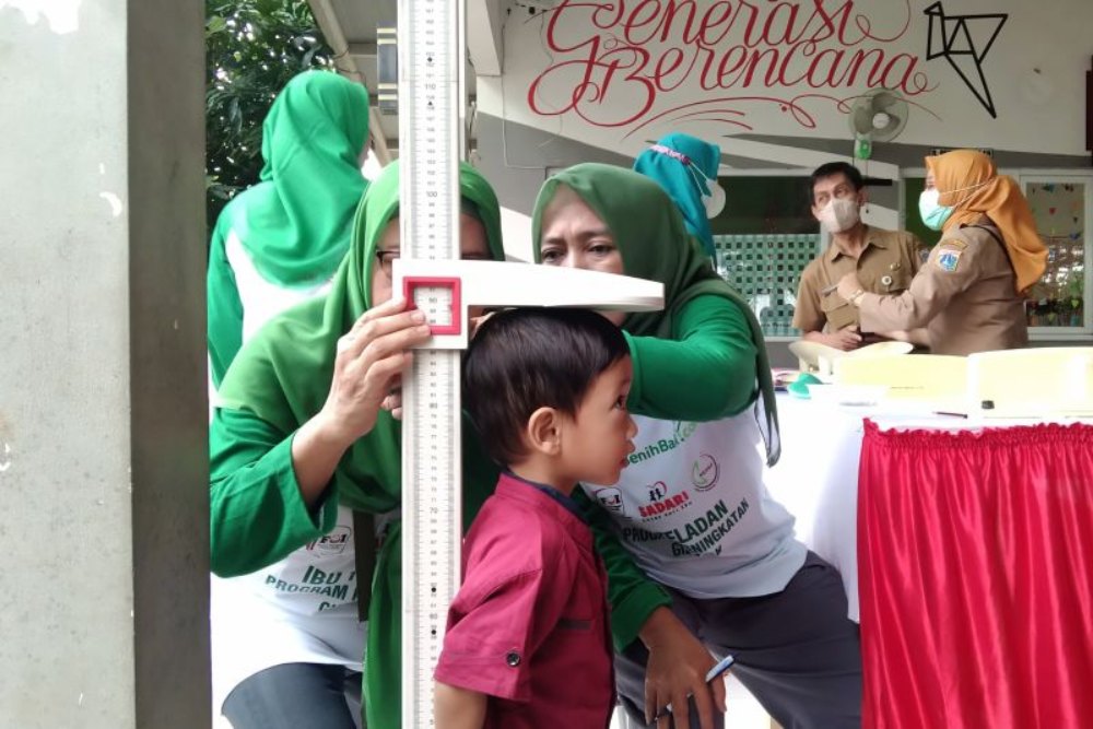 Petugas mengukur tinggi badan balita sebagai salah satu upaya kontrol dalam mencegah stunting atau tengkes di Semper Barat, Cilincing, Jakarta Utara, Selasa (31/1/2023). ANTARA/Dewa Ketut Sudiarta Wiguna