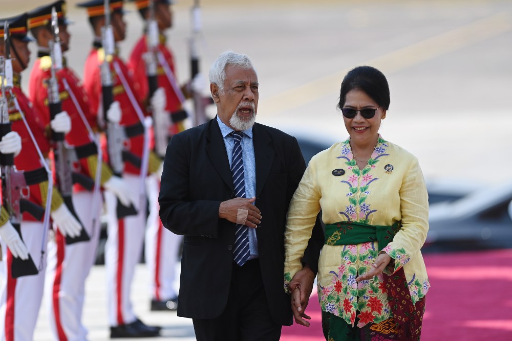 Perdana Menteri Timor Leste Xanana Gusmao (kiri) berbincang dengan Sekretaris Kementerian Pariwisata dan Ekonomi Kreatif Ni Wayan Giri Adnyani (kanan) setibanya di Terminal VVIP I Bandara I Gusti Ngurah Rai, Badung, Bali, Selasa (10/10/2023). Kedatangan Perdana Menteri Timor Leste tersebut untuk mengikuti Konferensi Tingkat Tinggi (KTT) Archipelagic and Island States (AIS) Forum di Nusa Dua, Bali pada 10-11 Oktober 2023. ANTARA FOTO/Media Center KTT AIS Forum 2023/Nyoman Hendra Wibowo/rwa.