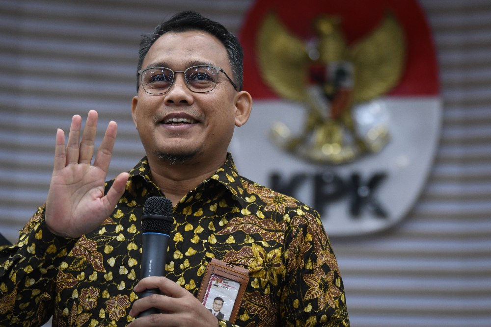 Juru Bicara KPK Ali Fikri menyampaikan keterangan kepada wartawan terkait hasil penggeledahan terhadap rumah dinas Menteri Pertanian Syahrul Yasin Limpo di Gedung Merah Putih, Jakarta, Jumat (29/9/2023). KPK menyita sejumlah uang rupiah, uang dolar AS, catatan keuangan dan sejumlah dokumen dalam penggeledahan yang juga dilakukan terhadap ruang Mentan di Kantor Kementerian Pertanian dan ruangan Sekjen di kompleks Kementan Ragunan tersebut. ANTARA FOTO/Aditya Pradana Putra/rwa.
