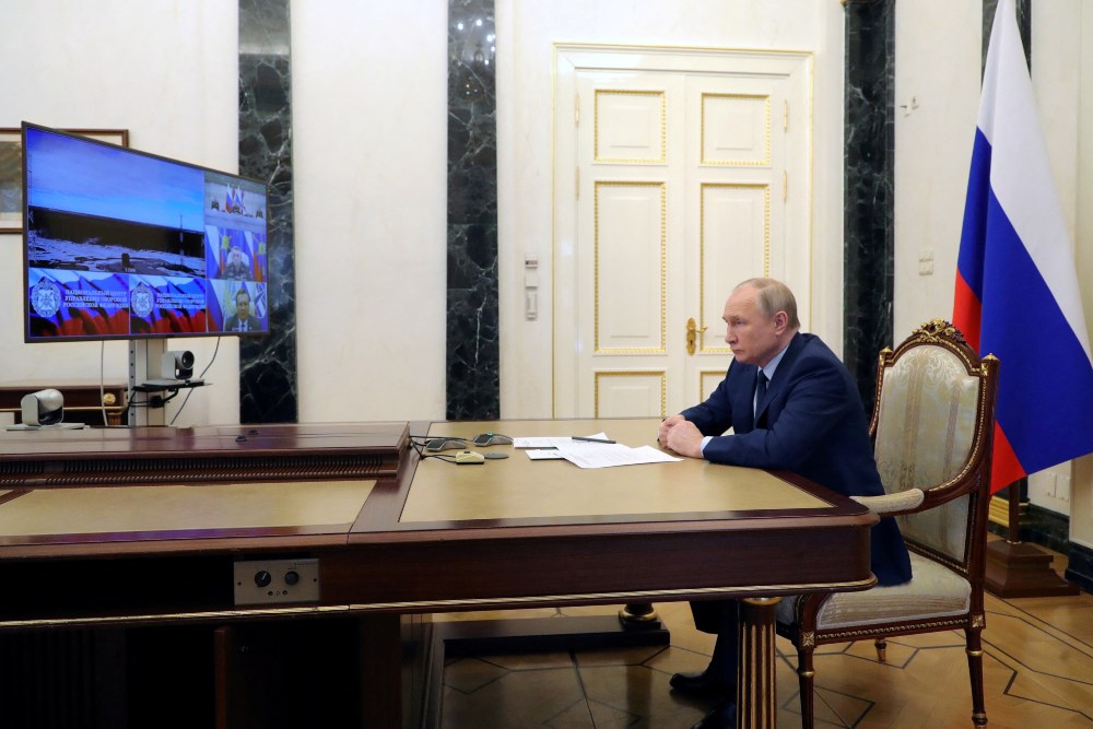 Presiden Rusia Vladimir Putin menyaksikan uji peluncuran rudal balistik antarbenua Sarmat di kosmodrom Plesetsk di wilayah Arkhangelsk, melalui tautan video di Moskow, Rusia, 20 April 2022. Sputnik/Mikhail Klimentyev/Kremlin melalui REUTERS rnrn
