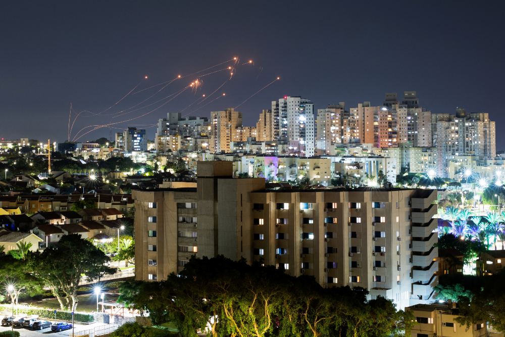 Sistem anti-rudal Iron Dome Israel mencegat roket yang diluncurkan dari Jalur Gaza, seperti yang terlihat dari kota Ashkelon, Israel 8 Oktober 2023. REUTERS/Amir Cohen