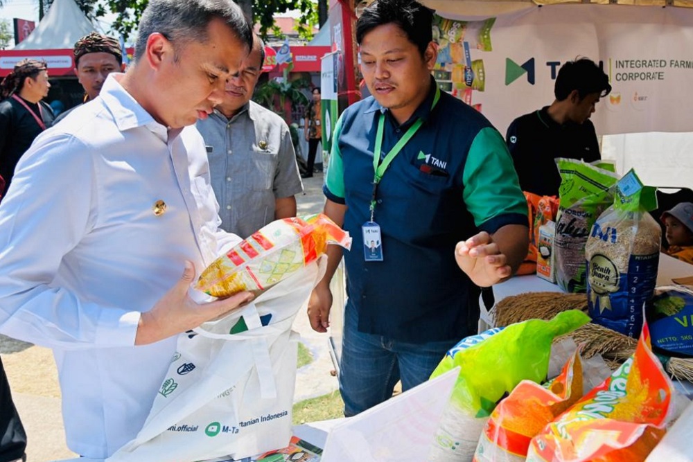 Pj Gubernur Jabar Bey Machmudin mengecek kualitas beras