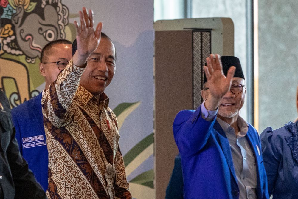Presiden Joko Widodo (kiri) bersama Ketua Umum Partai Amanat Nasional (PAN) Zulkifli Hasan (kanan) melambaikan tangan ke arah peserta rakornas seusai membuka Rapat Koordinasi Nasional (Rakornas) PAN di Semarang, Jawa Tengah, Minggu (26/2/2023). Rakornas PAN 2023 yang digelar 26-27 Februari itu dihadiri sekitar 2.400 peserta beragendakan sejumlah lokakarya (workshop) politik serta konsolidasi persiapan partai dalam menghadapi Pemilu 2024 serta rencana dukungan kepada sejumlah kandidat bakal Capres dan Cawapr