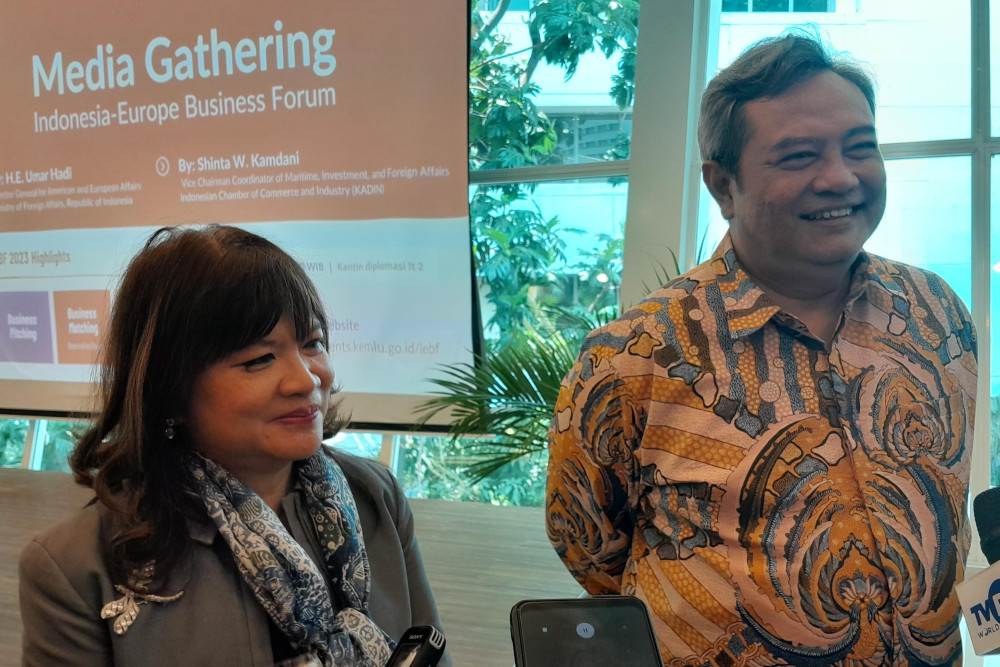 Wakil Koordinator Bidang Maritim, Investasi dan Luar Negeri KADIN, Shinta W Kamdani dan Direktur Jenderal Amerika dan Eropa (Dirjen Amerop) Umar Hadi ketika ditemui dalam acara “Media Gathering Indonesia-Europe Busines Forum” pada Selasa (10/10/23).