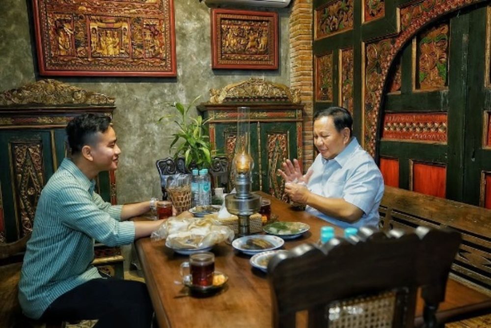 Ketua Umum Partai Gerindra sekaligus Menteri Pertahanan Prabowo Subianto bertemu Wali Kota Solo Gibran Rakabuming Raka di Angkringan Omah Semar Solo pada Jumat (19/20/2023) malam./Instagram @prabowo