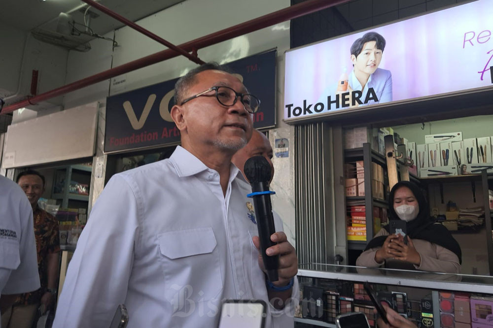Menteri Perdagangan Zulkifli Hasan (Zulhas) mengunjungi pedagang kosmetik di Pasar Asemka, Jumat (29/9/2023)./ BISNIS - Dwi Rachmawati