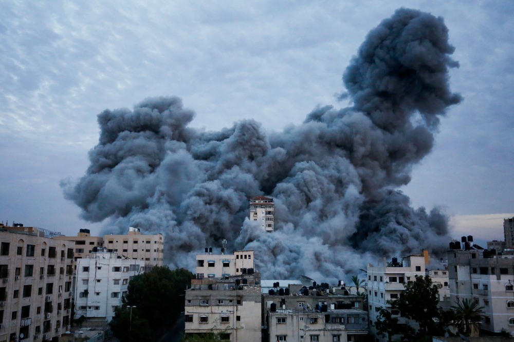Asap mengepul setelah pasukan Israel menyerang menara tinggi di Kota Gaza, 7 Oktober 2023. REUTERS/Ashraf Amra.