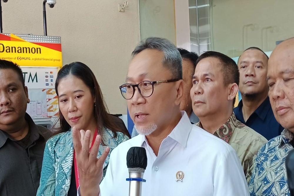 Menteri Perdagangan (Mendag) Zulkifli Hasan saat menjawab pertanyaan awak media di ITC Cempaka Mas, Jakarta Pusat, Selasa (10/10/2023)/Bisnis-Ni Luh Anggela