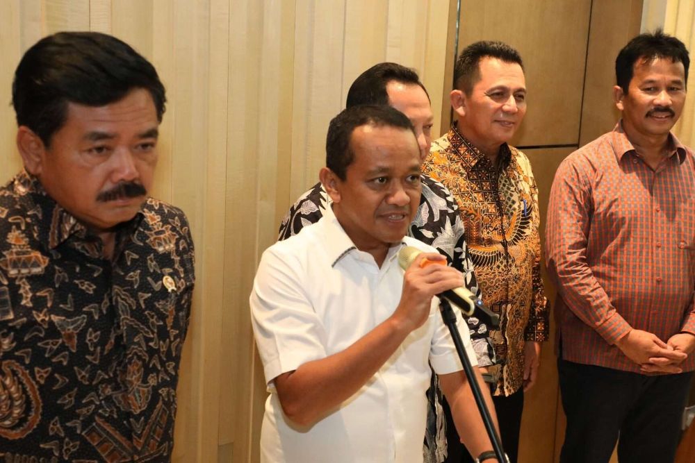 Menteri Investasi/Kepala BKPM Bahlil Lahadalia usai menghadiri rapat teknis membahas relokasi warga Pulau Rempang yang juga dihadiri oleh Menteri Agraria dan Tata Ruang/Kepala Badan Pertanahan Nasional (ATR/BPN) Hadi Tjahjanto, Menteri Dalam Negeri Tito Karnavian, Wakapolri Komjen Pol Agus Andrianto, Gubernur Kepri Ansar Ahmad, dan Kepala BP Batam Muhammad Rudi, Minggu (17/9/2023) - Dok. BP Batam