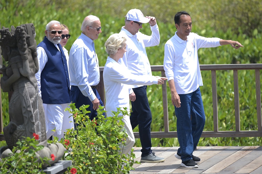 Presiden Jokowi mengajak para kepala negara anggota G20 berkeliling di Tahura Mangrove Ngurang Rai, Bali pada Rabu pagi (16/11/2022)./Dok Setpres RI.