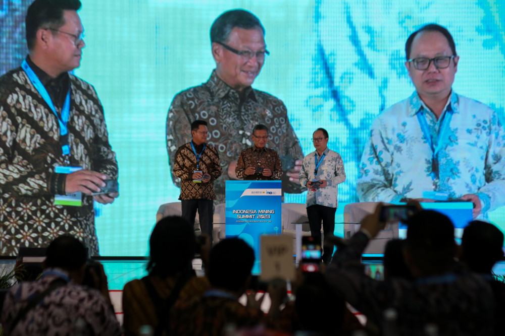 Menteri Energi dan Sumber Daya Mineral Arifin Tasrif (tengah) didampingi Ketua Umum Indonesia Mining Association (IMA) membuka IMS di Nusa Dua, Selasa (10/10/2023)./Bisnis-Feri Kristianto