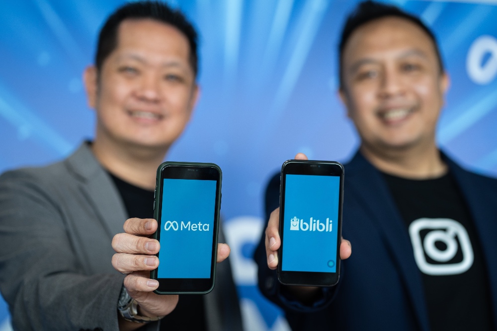 Pengguna memperlihatkan logo Blibli dan Meta di Smartphone/dok.Blibli