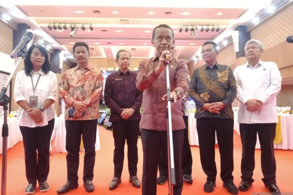 Menteri Investasi Bahlil Lahadalia (ketiga dari kanan) saat jumpa pers di Gedung Kementerian Investasi/BKPM, di Gatot Subroto, Jakarta Selatan, Senin (25/09/2023). ANTARA/Farhan Arda Nugraha