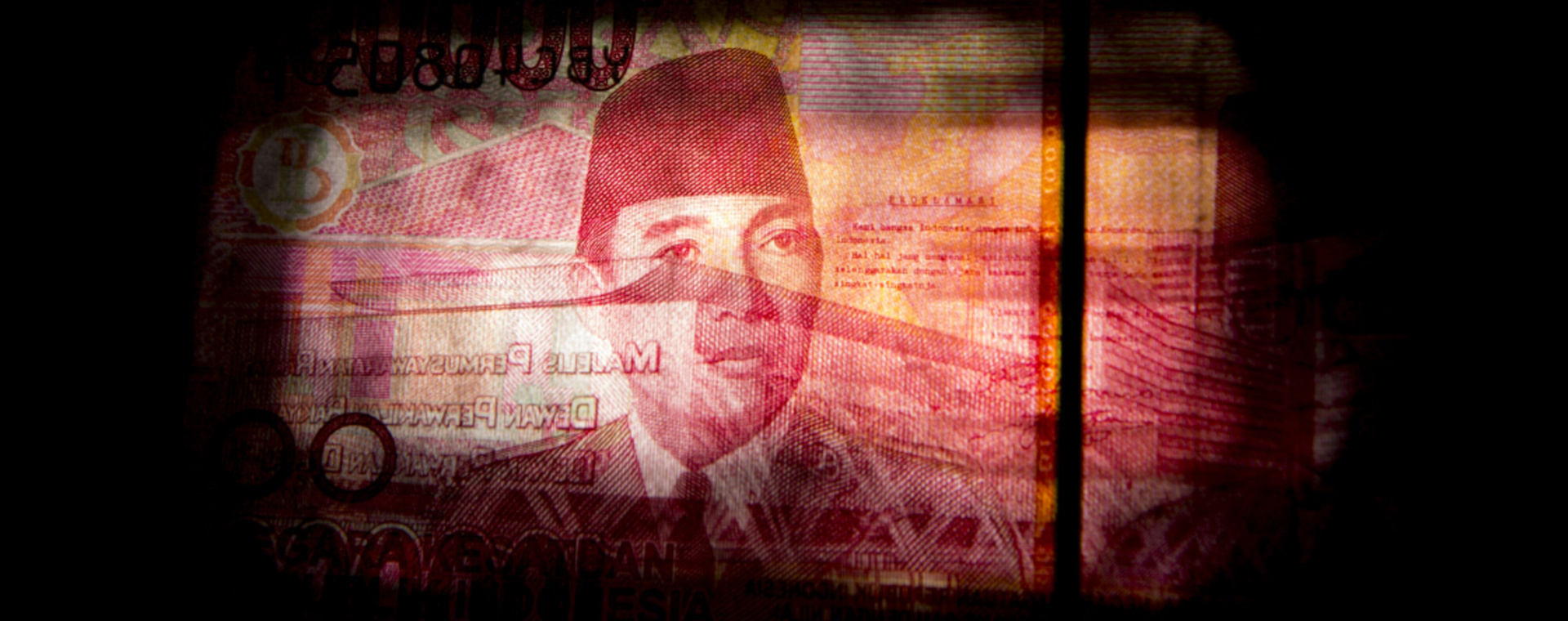 Potret wajah Mantan Presiden Sukarno dalam uang lembar Rp100.000. Bank Indonesia menyatakan akan menahan suku bunga BI stabil untuk sementara waktu demi menjaga rupiah dari volatilitas pasar global, meskipun inflasi Indonesia tercatat bergerak rendah. - Bloomberg/Brent Lewin