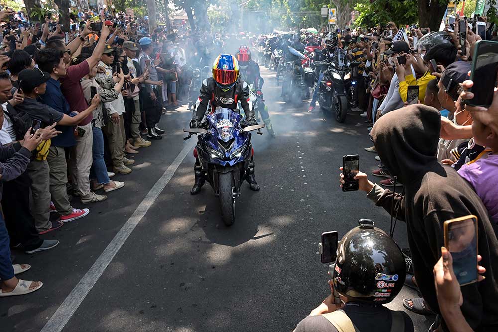  Kemeriahan Parade Pembalab MotoGP di Mataram