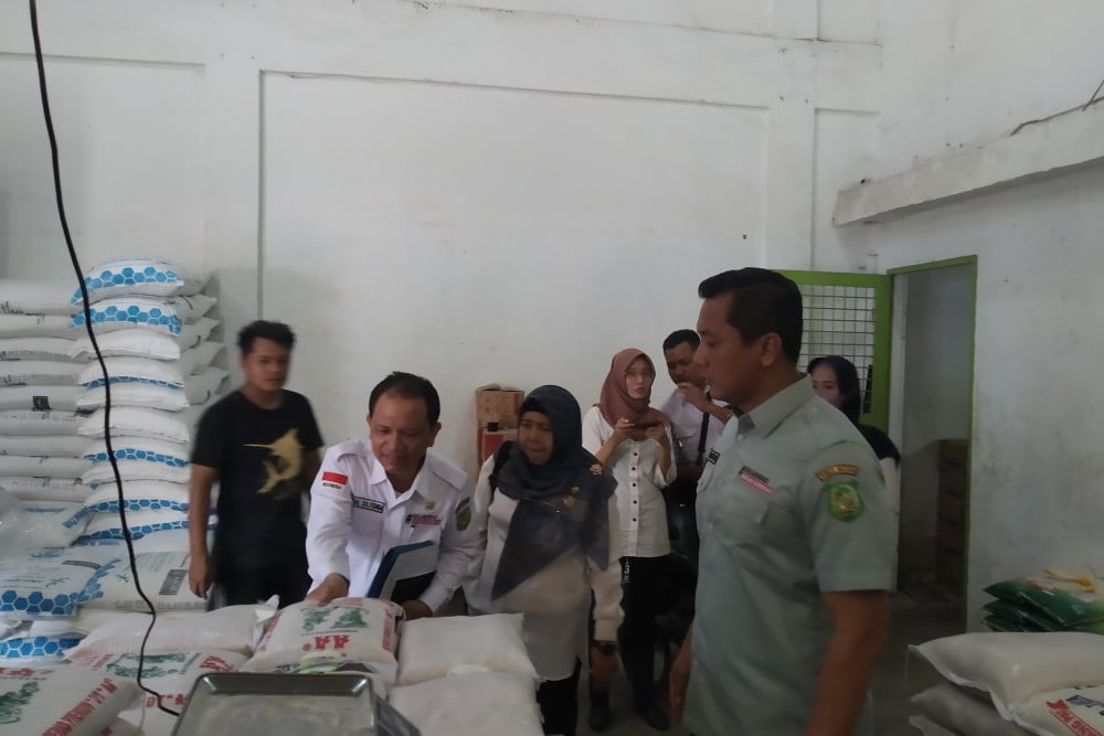  Ada Beras Plastik di Pasar Pringgan? DKP3 Kota Medan Ambil Sampel