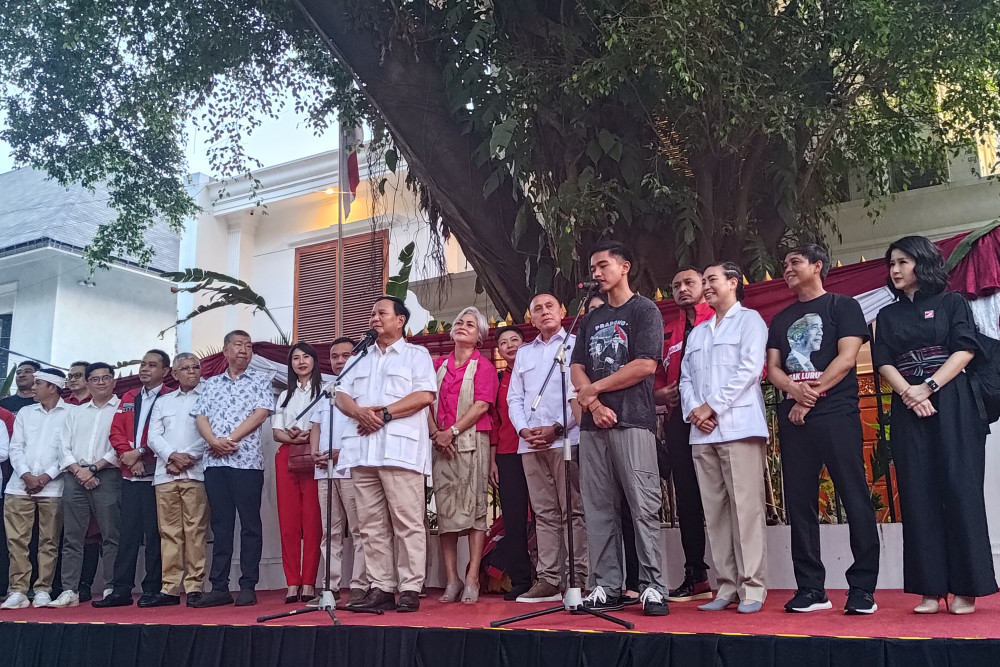  Kenakan Kaos Bergambar Prabowo, Kaesang Disambut Drum Band saat Bertemu Ketum Gerindra
