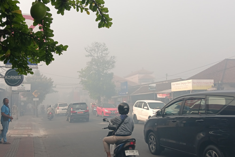 Kondisi Jalan Pesanggaran - Sesetan tertutup asap imbas kebakaran TPA Suwung, Denpasar, Kamis (12/10/2023)./Ist