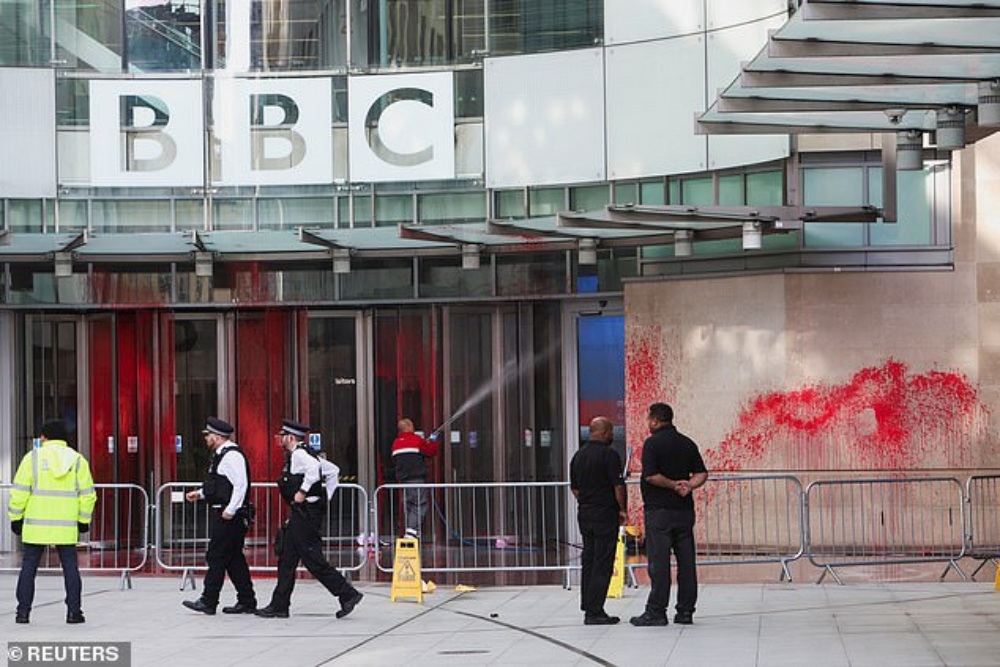  Kantor Media BBC Inggris Disiram 'Darah' Karena Menolak Sebut Hamas Teroris
