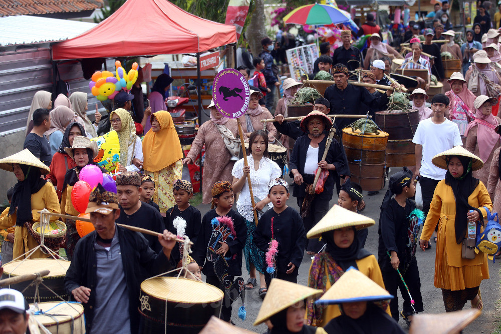  Kemeriahan Upacara Adat Tahunan Sedekah Bumi di Kuningan