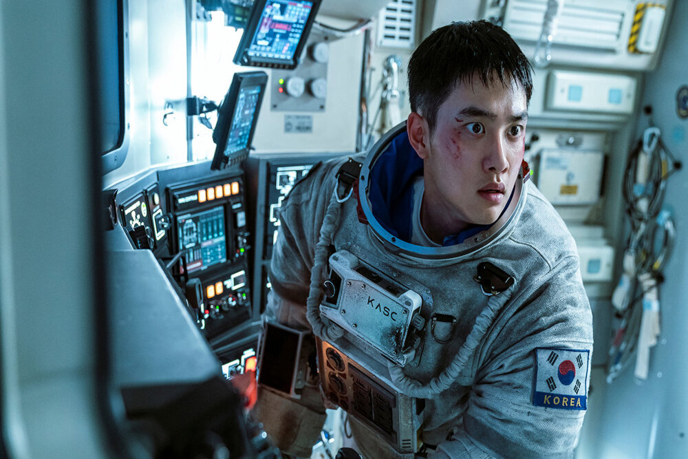  Sinopsis The Moon, Film D.O EXO tentang Perjalanan Ke Luar Angkasa