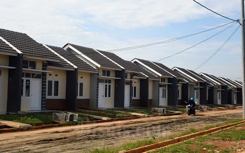 Warga melintas di proyek pembangunan rumah bersubsidi di Klapanunggal, Kabupaten Bogor, Rabu (27/5/2020)./Bisnis-Abdurachman.