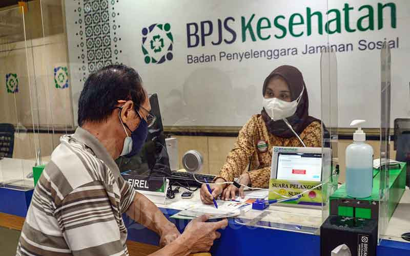 Karyawan melayani peserta di salah satu kantor cabang Badan Penyelenggara Jaminan Sosial (BPJS) Kesehatan di Jakarta, Selasa (22/2/2022). Bisnis/Fanny Kusumawardhani