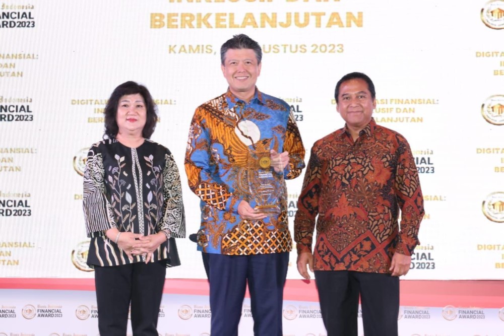 Direktur Utama UOB Indonesia Hendra Gunawan (tengah) bersama Presiden Komisaris PT Jurnalindo Aksara Grafika (JAG) Hariyadi B. Sukamdani (kanan), dan Presiden Direktur JAG Lulu Terianto (kiri) berfoto bersama setelah penerima penghargaan The Best CEO di industri perbankan, Kamis (24/8/2023)./Istimewa