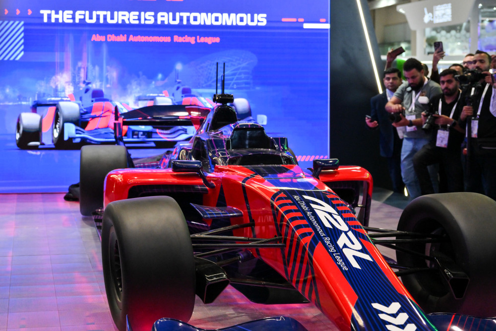 Mobil Balap Otonom Super Formula Dallara SF23 milik ATRC yang diperkenalkan pada Gitex Global 2023/Bisnis.com-Fathkul Maskur