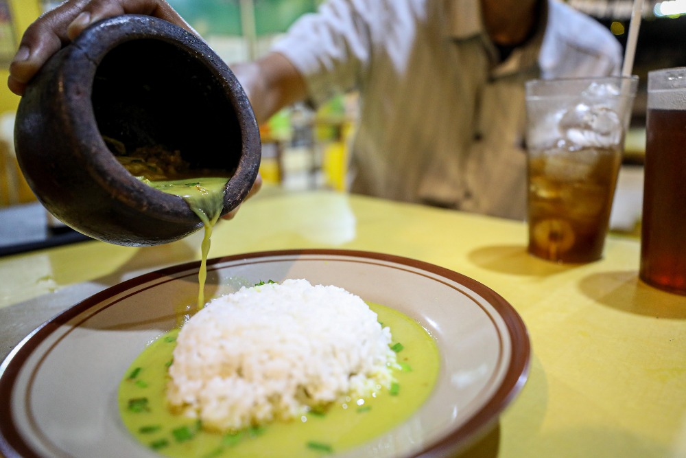  Sensasi Kuliner Legendaris Cirebon, Empal Gentong Mang Darma