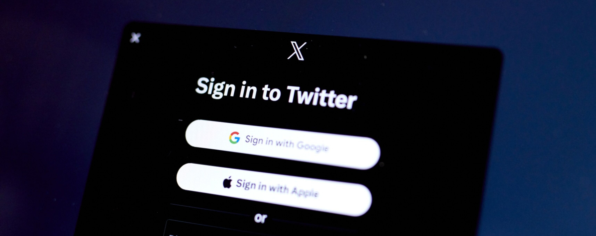 Tampilan situs X atau Twitter dalam laptop, yang dipotret di New York, Amerika Serikat pada Senin (24/7/2023). Twitter mulai menerapkan sistem berbayar yang berlaku bagi para pengguna baru, demi mencegah penyebaran spam maupun bot. - Bloomberg/Gabby Jones