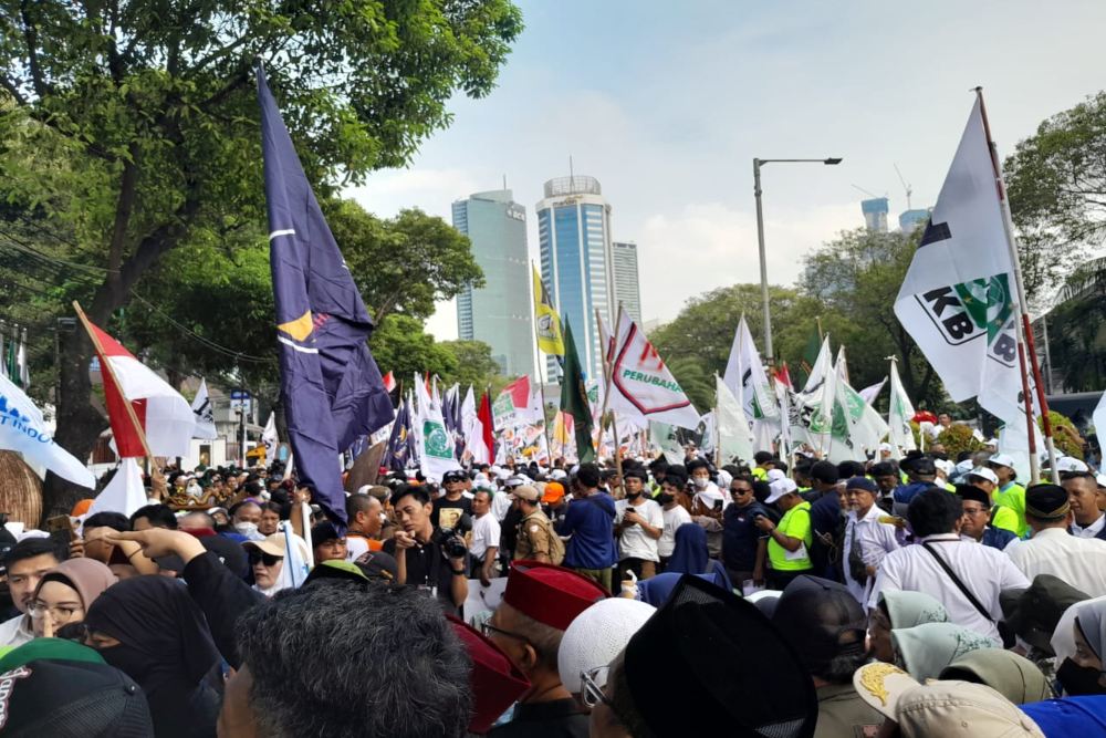  Ribuan Relawan Padati Kantor KPU Jelang Pendaftaran Anies-Cak Imin