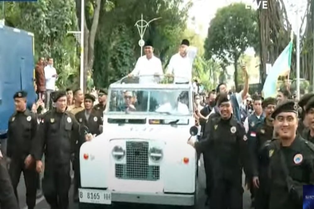  Rombongan Anies-Cak Imin Naik Land Rover Tua ke KPU Disopiri Ahmad Sahroni