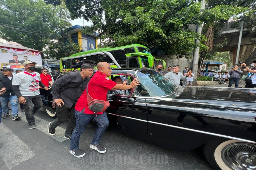  Duh, Mobil Pengawal Ganjar-Mahfud Mogok Saat Berangkat ke KPU