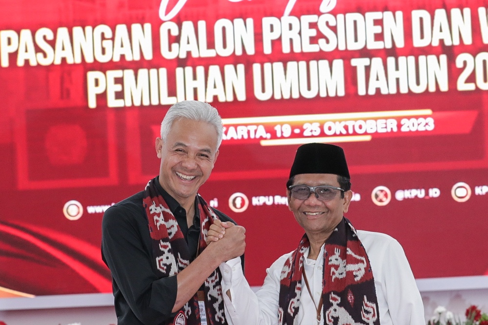  Ganjar Pranowo Ikuti Saran Netizen Pakai Baju Hitam dan Putih