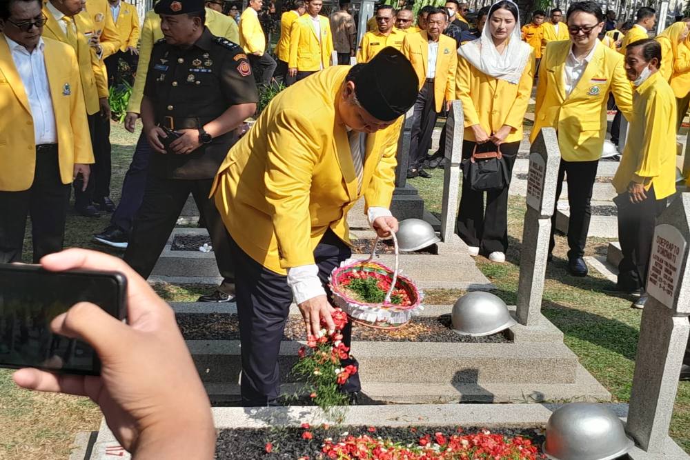  HUT ke-59 Golkar, Airlangga Cs Ziarah ke Makam Habibie di TMP Kalibata