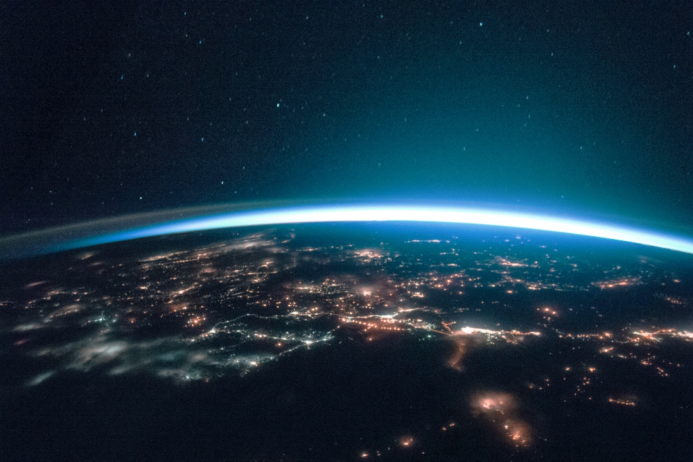 Ilustrasi penampakan Bumi di malam hari dari langit/freepik
