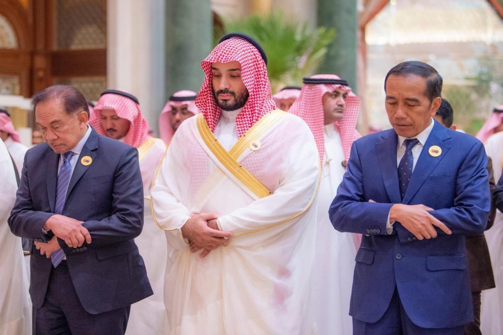  Momen Jokowi dan Pangeran MBS Salat Jumat Bersama di Riyadh