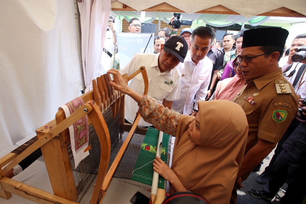  Menkop dan UKM Teten Masduki Resmikan Pusat Layanan Usaha Terpadu di Kabupaten Bandung