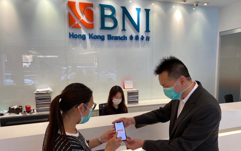 Pegawai sedang membantu nasabah untuk melakukan aktivasi BNI Mobile Banking di Kantor Cabang BNI Hongkong/dokumen BNI