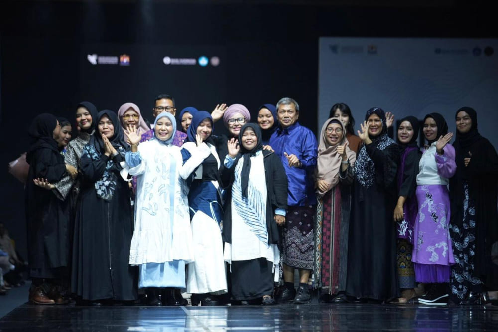  Kolaborasi Modest Fashion dari Serat Rayon APR di JMFW 2024