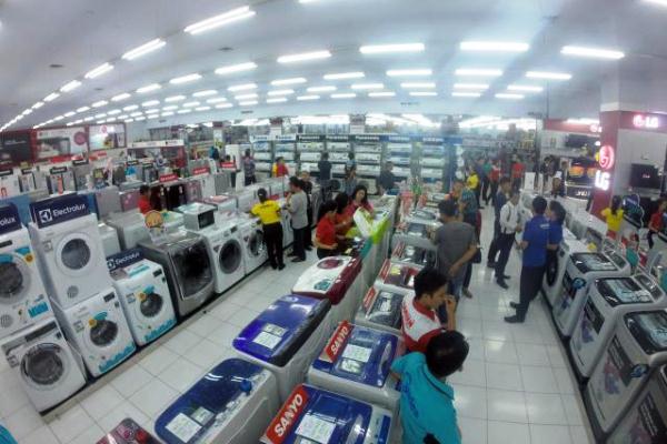 Pengunjung melihat barang elektronik disalah satu toko elektronik di Makassar (Bisnis/Paulus Tandi Bone)