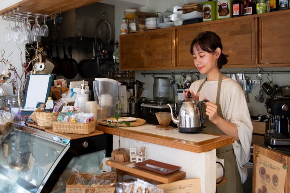 Ilustrasi perempuan menjalani bisnis umkm di bidang kuliner, khususnya kopi dan makanan ringan. Dok. Freepik.