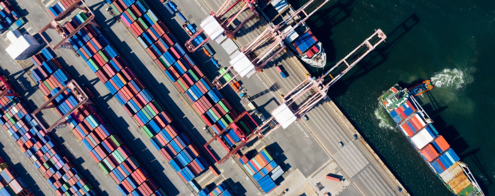 Deretan kontainer warna-warni di Pelabuhan Busan, Korea Selatan - Bloomberg/SeongJoon Cho