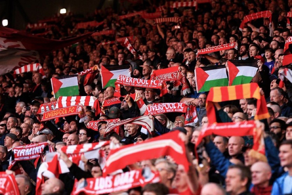  Bendera Palestina Berkibar di Anfield, Gestur Security Stadion Jadi Sorotan