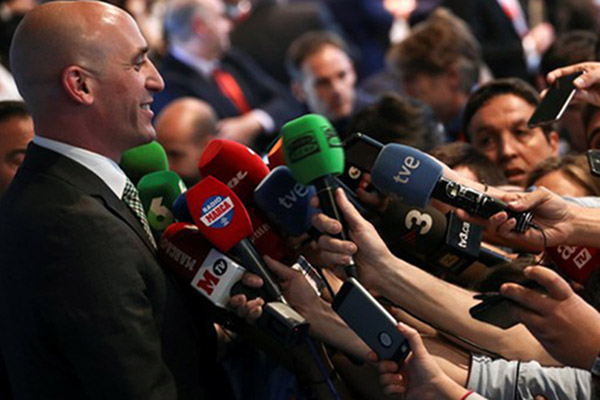  Mencium Pemain Tanpa Izin, Mantan Presiden Sepak Bola Spanyol Terkena Sanksi FIFA