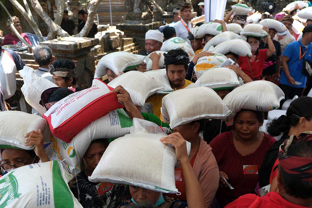  Presiden Jokowi Serahkan Bantuan Pangan Kepada 637 Warga di Bali