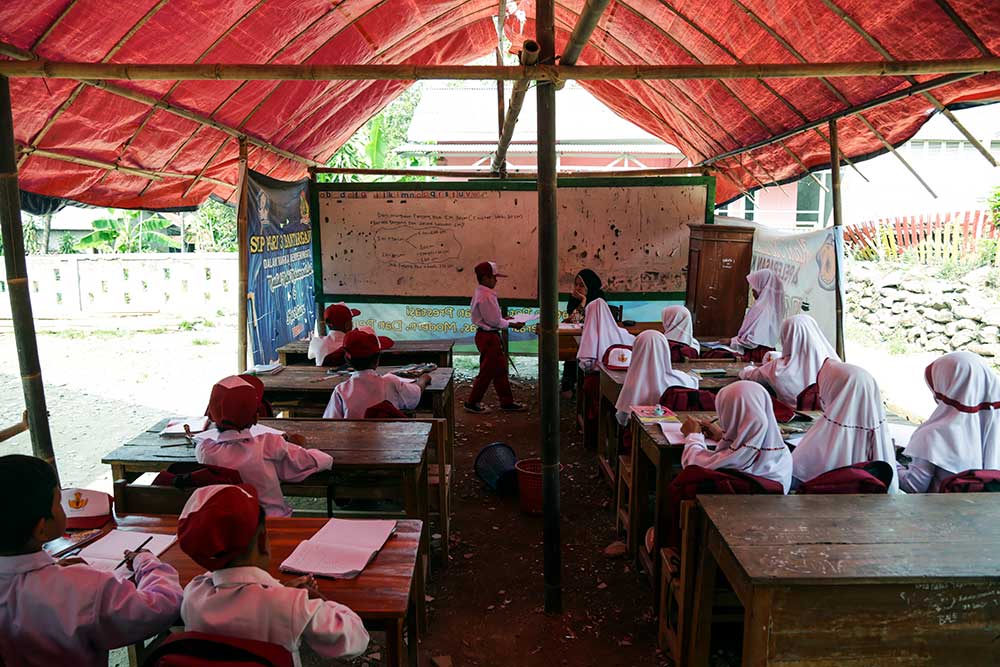  Siswa SD di Sukabumi Terpaksa Belajar di Tenda Darurat Karena Bangunan Sekolah Rusak