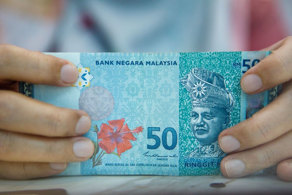 Uang kertas 50 ringgit Malaysia di sebuah toko penukaran mata uang di Kuala Lumpur, Malaysia./Bloomberg