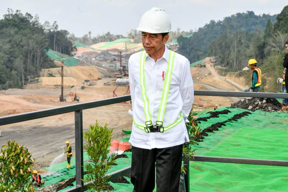 Presiden Joko Widodo saat meninjau proyek jalan tol IKN (1/11/2023) - Foto: BPMI Setpres.
